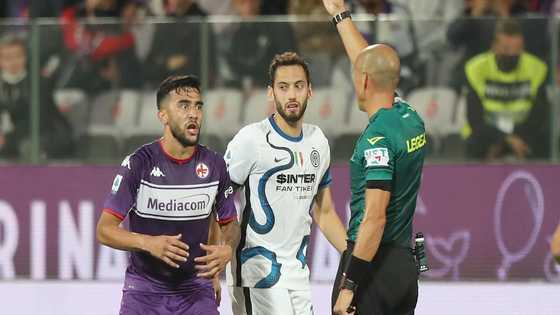 Serie A: Forward Nicholas Gonzalez bizarrely sent off for sarcastically applauding referee