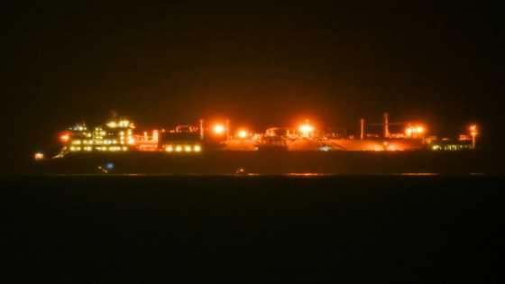 Controversial regasification unit arrives in Italy