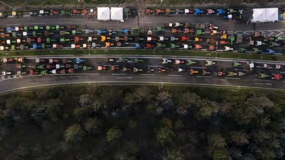 Greek govt in emergency meeting as farmers block central port
