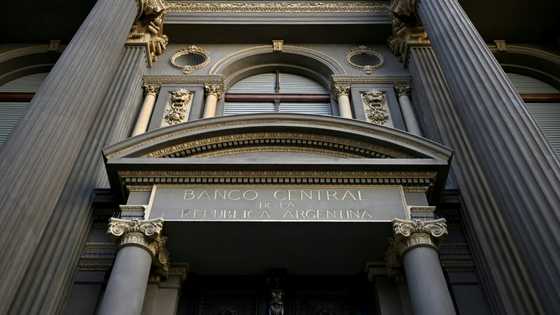 Distrusting Argentines loath to bank their 'mattress dollars'