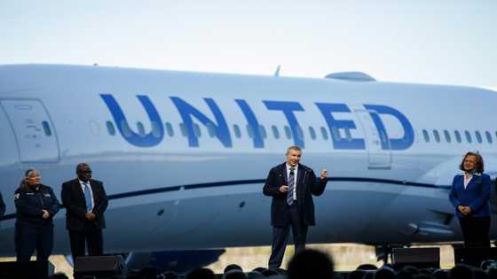 United Airlines sees 2023 profit jump amid tight capacity