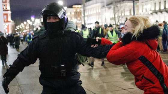 Russian police arrest thousands of protestors, calls mount for Russia to withdraw from Ukraine