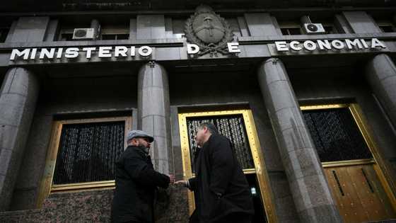 Argentine peso drops against dollar despite US backing