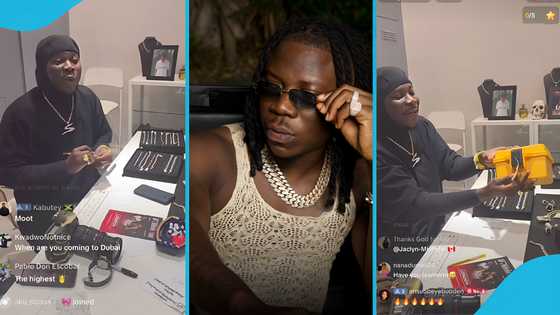 Stonebwoy buys diamond rings for 3 teammates, splashes over a million in jewellery shop