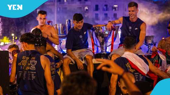 Two Barcelona players fall from club's open top bus La Liga parade (video)