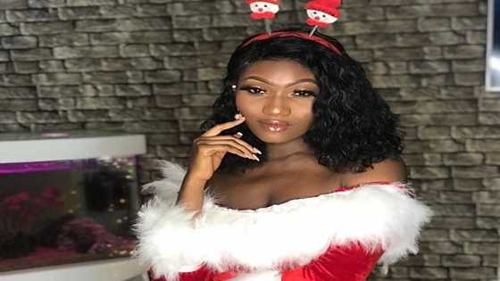 Wild photo of Wendy Shay showing her 'tonga' on stage pops up