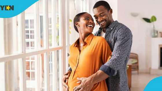 A Ghanaian man showers his wife with GH₵1 notes after delivery in a hospital, video